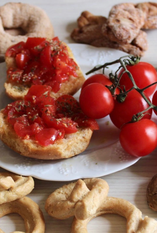 friselline pugliesi condite con pomodorini ciliegino 