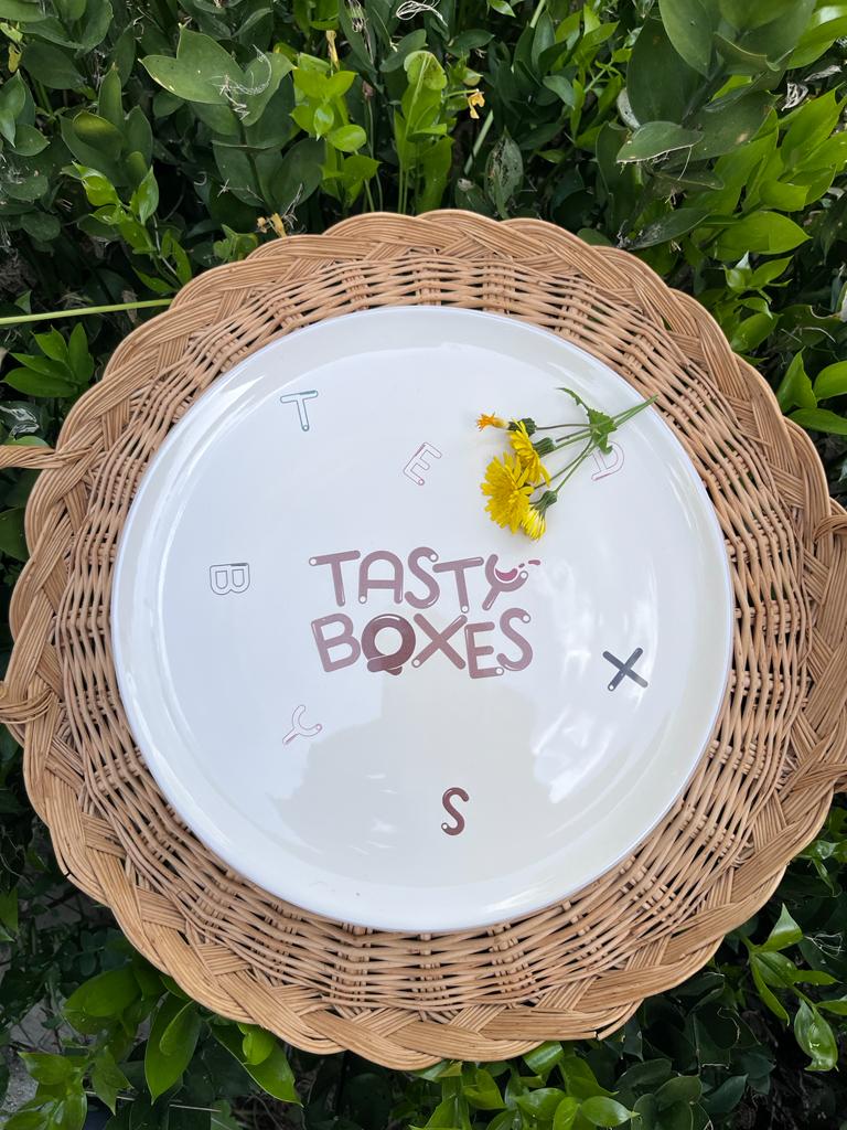 Piatto in ceramica di Grottaglie con logo TastyBoxes, l'e-commerce di confezioni di prodotti pugliesi