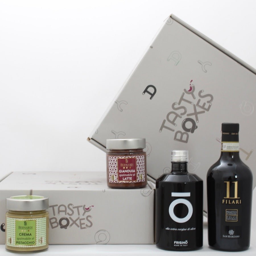 box Tesori di Puglia di TastyBoxes abbina il dolce delle creme spalmabili artigianali al gianduia e al pistacchio, al vino 11 Filari dolce naturale e a una bottiglia di olio coratina Frisino Black limited edition