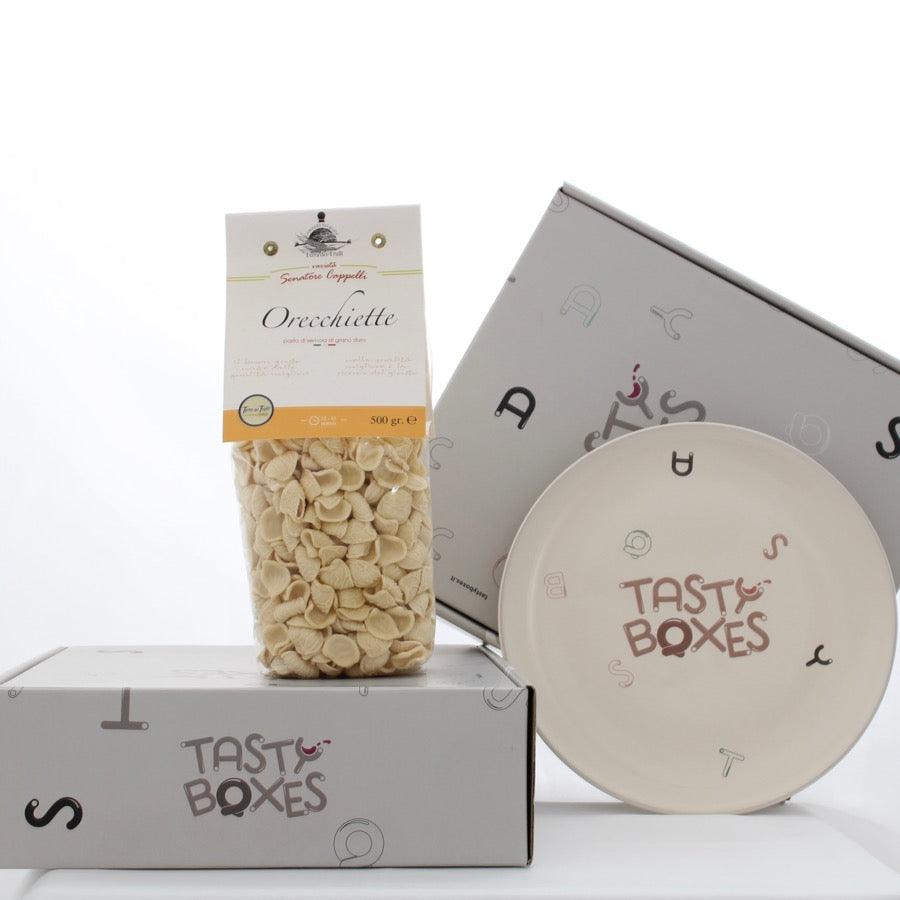 Piatto artigianale in ceramica di Grottaglie con logo TastyBoxes e orecchiette Senatore Cappelli