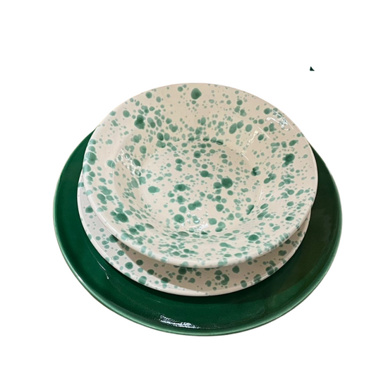 set piatti in ceramica decorato a mano con macchie di colore verde, sottopiatto verde, TastyBoxes