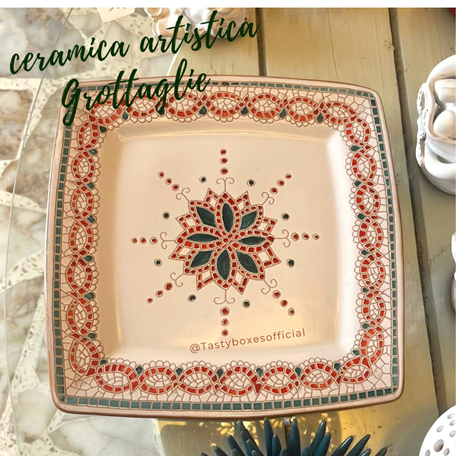 piatto in ceramica artistica di Grottaglie decorato a mano con decoro a mosaico, realizzato interamente a mano- TastyBoxes