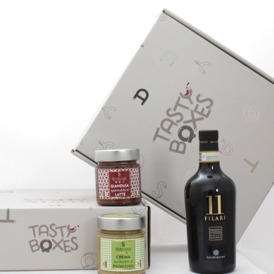 box dolce Puglia contiene due creme spalmabili (gianduia e pistacchio) della Fabbrica del Cioccolato Artigianale Bernardi e il vino primitivo dolce naturale 11 Filari delle Cantine San Marzano