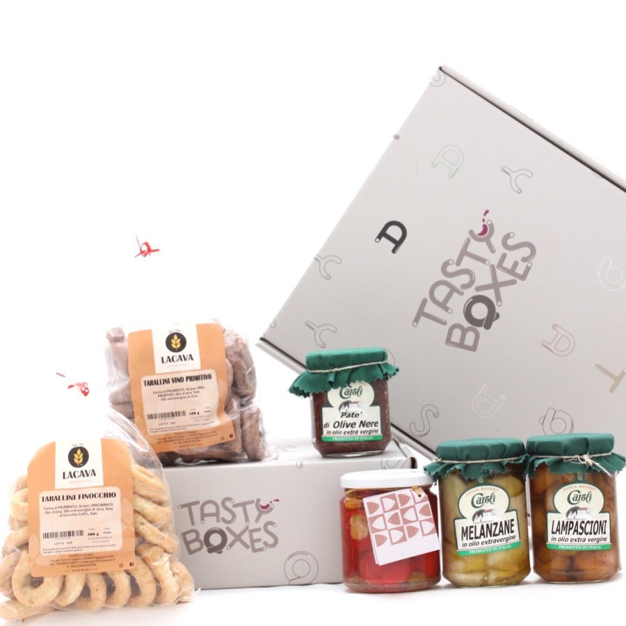 Box assortita di prodotti pugliesi contenente Tarallini al finocchio, tarallini al vino primitivo, patè di olive nere, peperoncini al tonno, melanzane sott'olio, lampascioni sott'olio