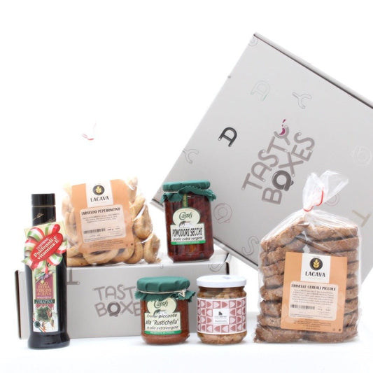 Box assortita di prodotti pugliesi contenente tarallini al peperoncino, olio extravergine di oliva Coratina, crema piccante alla Rustichella, Pomodori secchi, rusticata di tonno, friselline ai cereali