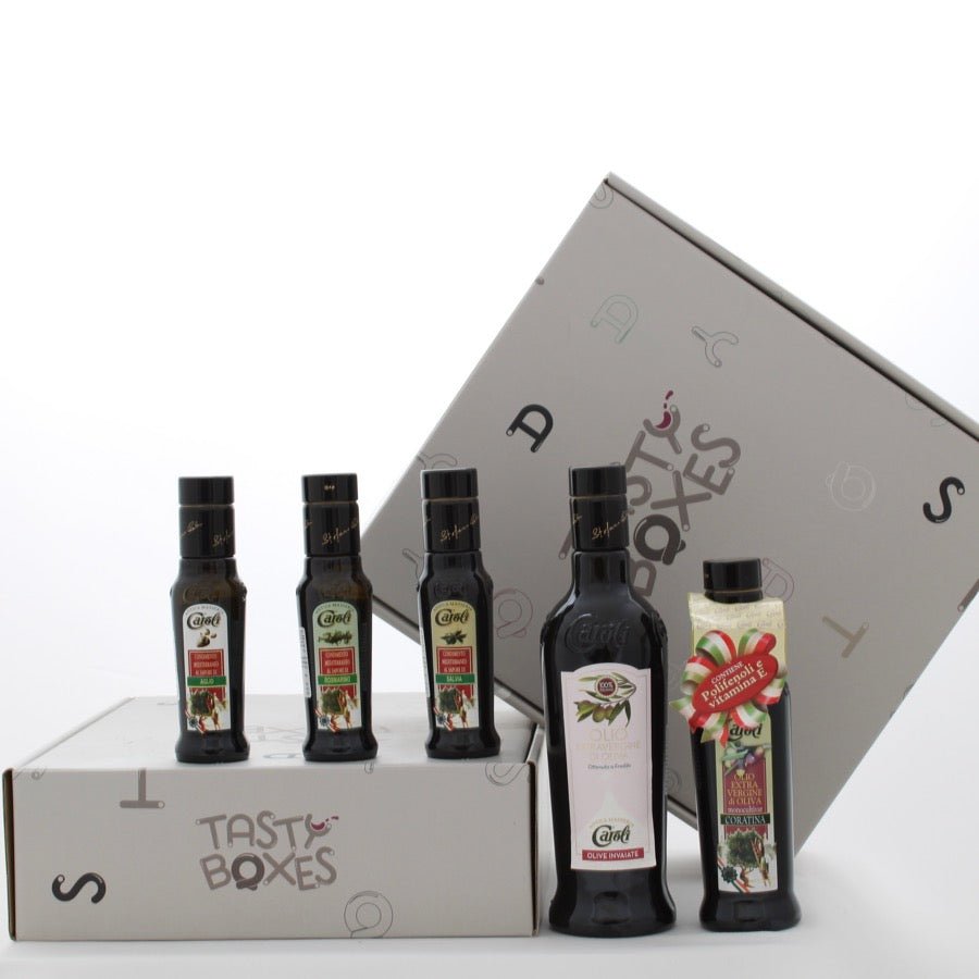 Box degustazione olio pugliese contenente olio coratina, olio olive invaiate, olio aromatizzatio all'aglio, olio aromaizzato al rosmarino, olio aromatizzato alla salvia