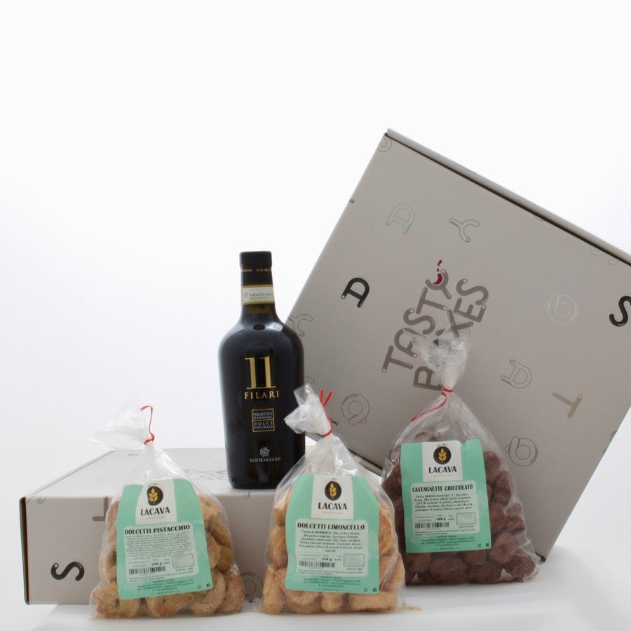 Box regalo contenente vino primitivo dolce naturale 11 Filari Cantine San Marzano, castagnette al cioccolato, dolcetti al pistacchio, dolcetti al limoncello 